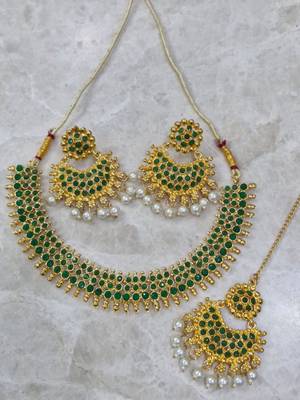 green kundan necklace set with maang tikka 3