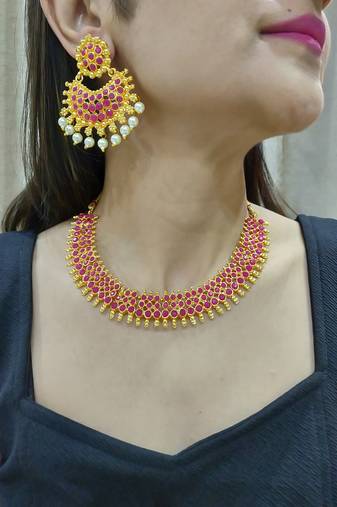maroon kundan necklace set with maang tikka