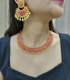 maroon kundan necklace set with maang tikka