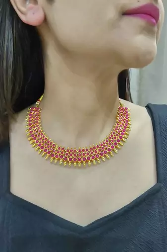 maroon kundan necklace set with maang tikka