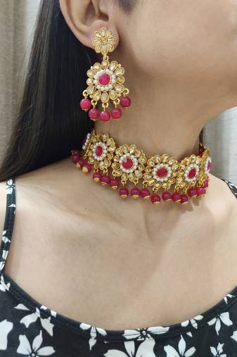 hot pink kundan choker set with maang tikka