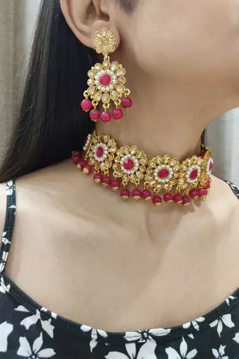 hot pink kundan choker set with maang tikka