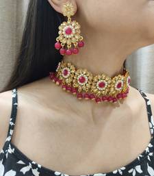 hot pink kundan choker set with maang tikka