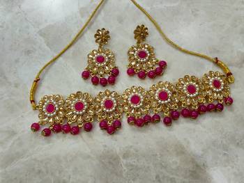 hot pink kundan choker set with maang tikka 2