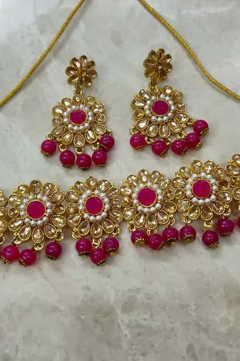 hot pink kundan choker set with maang tikka