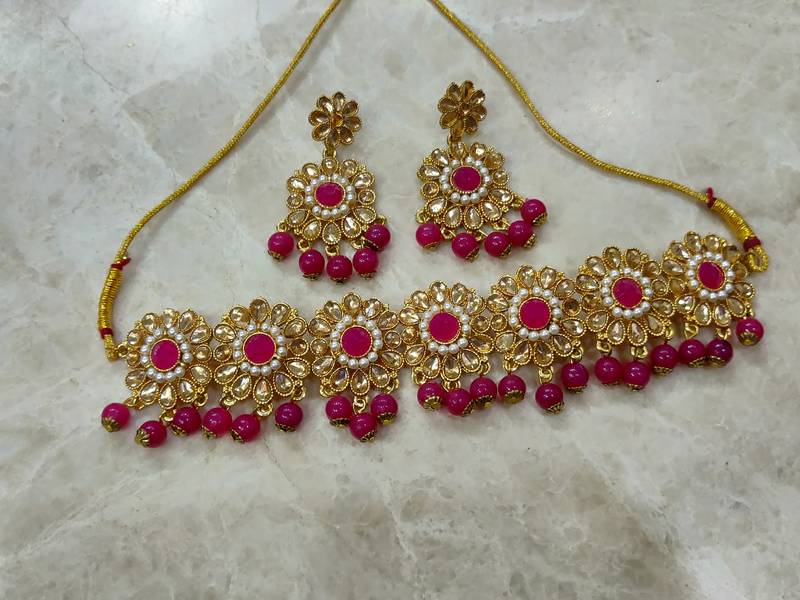 hot pink kundan choker set with maang tikka