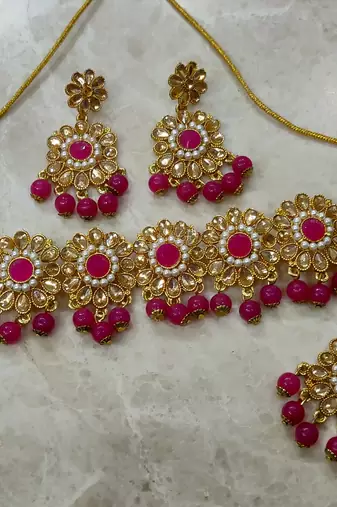 hot pink kundan choker set with maang tikka