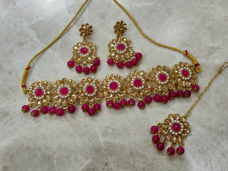 hot pink kundan choker set with maang tikka