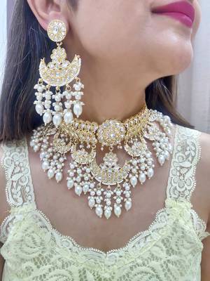 white kundan choker set with maang tikka 1