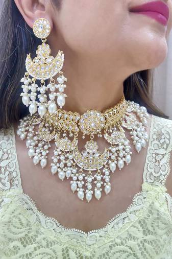 white kundan choker set with maang tikka