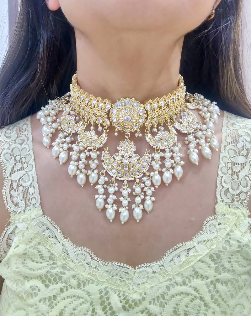 white kundan choker set with maang tikka