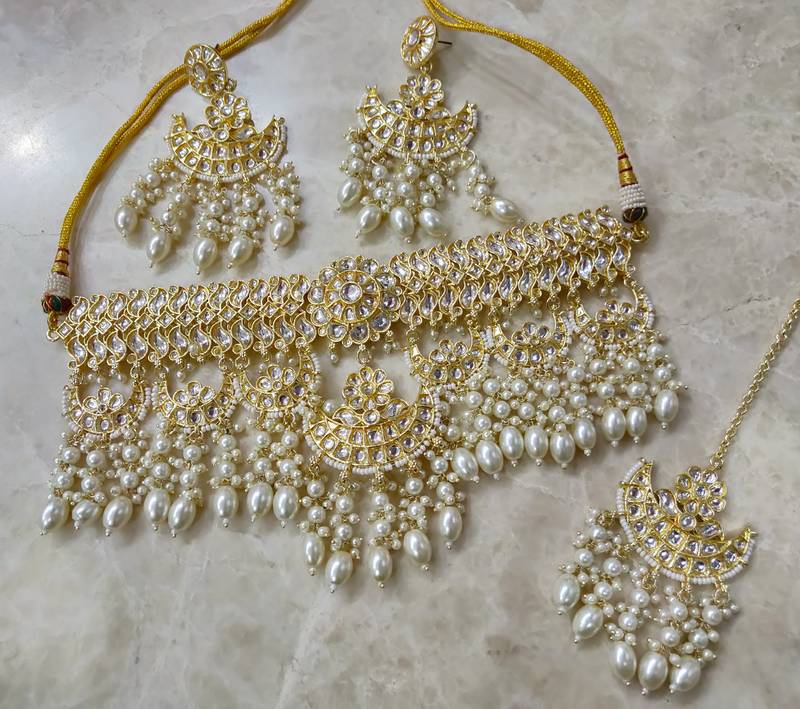 white kundan choker set with maang tikka