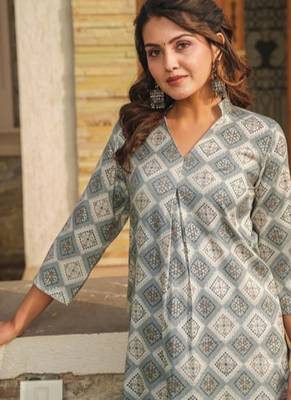 Floral printed rayon v neck kurta & trouser set 4