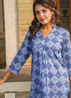Floral printed rayon v neck kurta & trouser set 3
