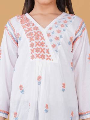 Girls white & peach pure cotton floral embroidered chikankari kurta 4
