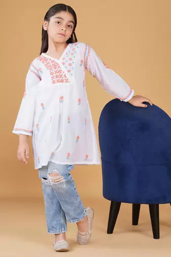 Girls white & peach pure cotton floral embroidered chikankari kurta