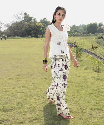 Off white embroidered cotton pan collar top 4