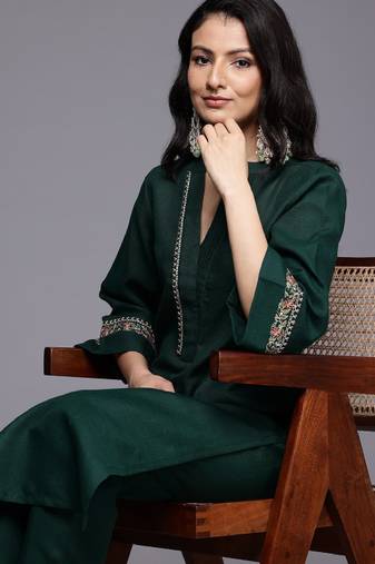 Ethnic motifs embroidered thread work republic day kurta with trousers