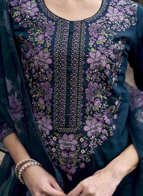 Floral embroidered v-neck straight kurta with trousers & dupatta 2