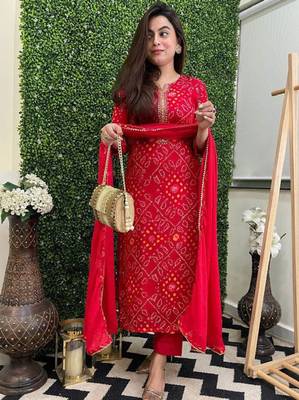 Bandhani printed round neck straight kurta with trousers & dupatta 1