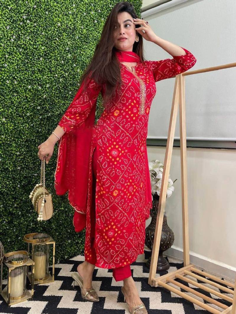 Bandhani printed round neck straight kurta with trousers & dupatta