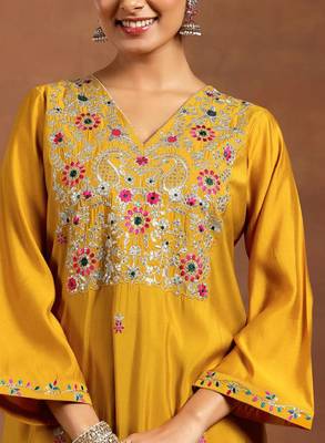 Ethnic motifs embroidered sequinned v-neck straight kurta with trouser & dupatta 2