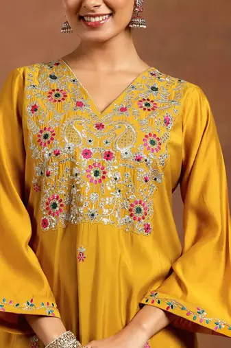 Ethnic motifs embroidered sequinned v-neck straight kurta with trouser & dupatta