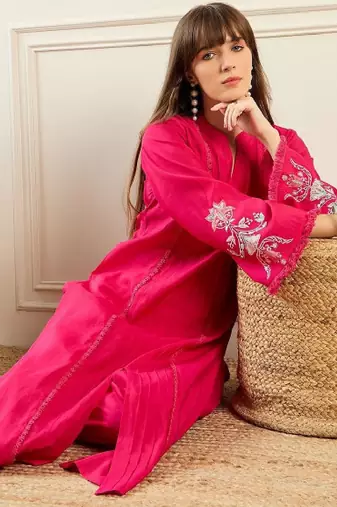 Women magenta kurta sets