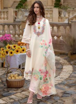 Floral embroidered kurta with trousers & dupatta 2