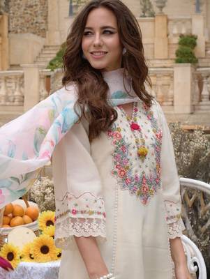 Floral embroidered kurta with trousers & dupatta 3