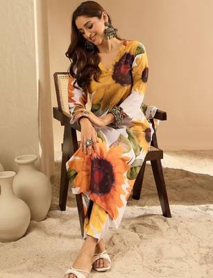 Women floral printed regular kurta with trousers 1