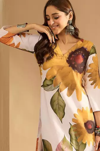 Women floral printed regular kurta with trousers