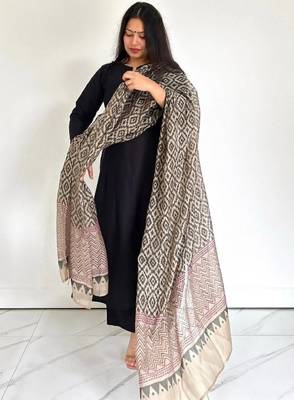 Notched round neck straight kurta with palazzos & dupatta 3