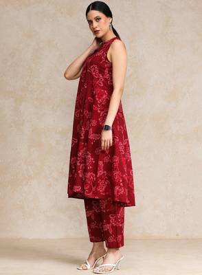 Women ethnic motifs printed regular pure cotton kurta with trousers 4