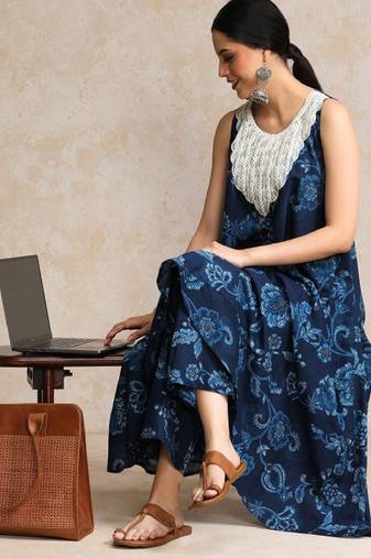 Women floral printed regular pure cotton kurta with trousers