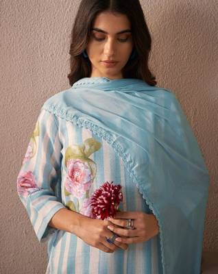 Floral printed v-neck linen kurta with trousers & dupatta 2