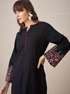 Mandarin collar flared sleeves thread work straight kurta with trouser 2