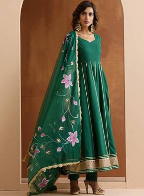 Women printed regular kurta with trousers & with dupatta 3