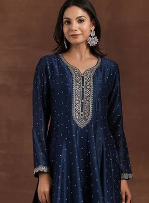 Bandhani printed panelled sequinned anarkali kurta with trousers & dupatta 3