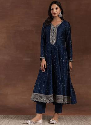 Bandhani printed panelled sequinned anarkali kurta with trousers & dupatta 4