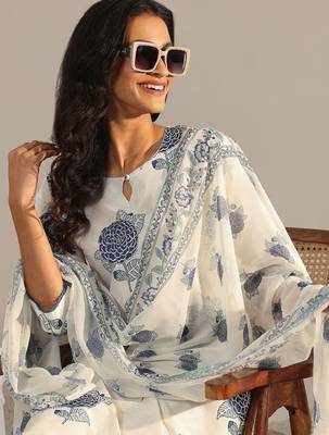 Women floral printed regular kurta with trousers & with dupatta 2