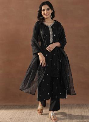 Women floral embroidered regular kurta with trousers & with dupatta 2