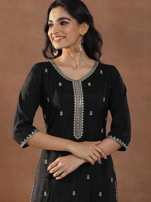 Women floral embroidered regular kurta with trousers & with dupatta 3