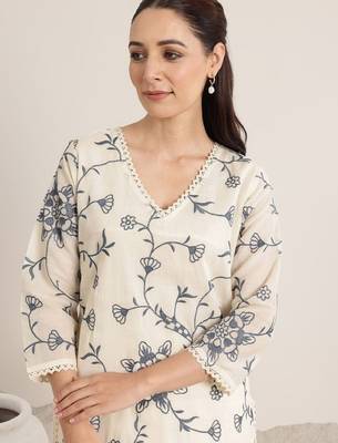 Women floral embroidered regular kurta with trousers & with dupatta 2