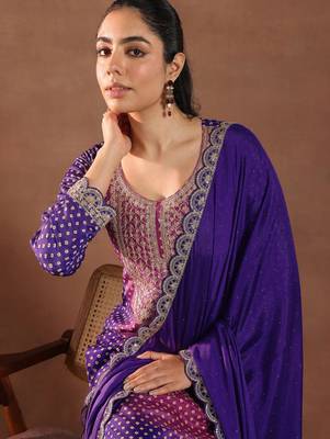 Women bandhani printed regular kurta with trousers & with dupatta 2