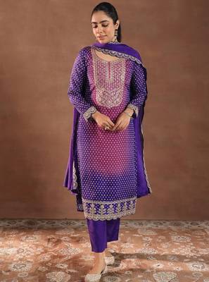 Women bandhani printed regular kurta with trousers & with dupatta 1