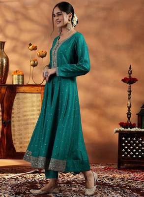Womens green embroidered anarkali kurta with trousers & dupatta 3