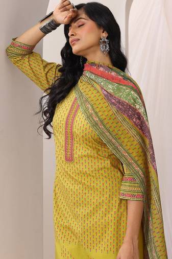 Women floral printed regular kurta with trousers & with dupatta
