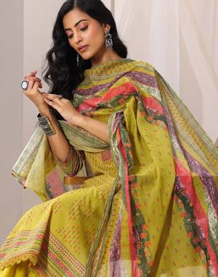 Women floral printed regular kurta with trousers & with dupatta 2