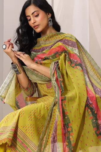 Women floral printed regular kurta with trousers & with dupatta